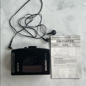 Sony Walkman WM-FX10 AM/FM cassette player with original manual and headphones